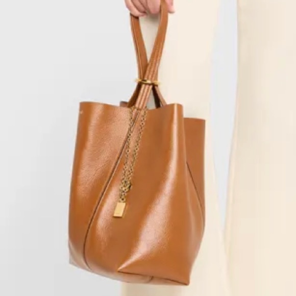 Chloe “Spin” Medium Tote Bag in shiny-grained leather - Picture 11 of 13
